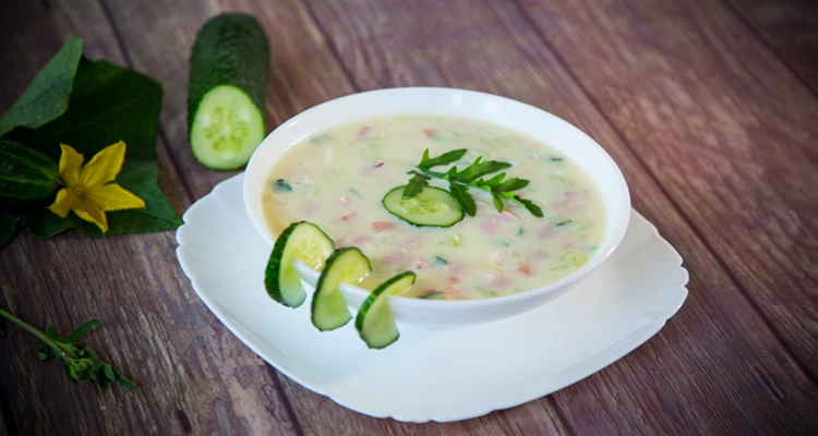 Sommerfrisch in Löffelform: Kalte Gurkensuppe mit Gemüse